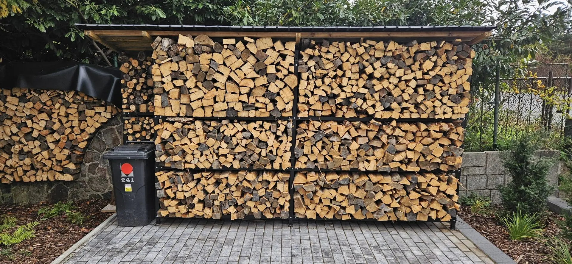 Modulární dřevníková stěna — začněte jedním dílem